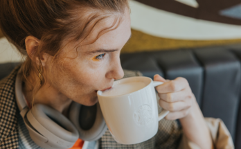Starbucks znosi opłatę za napoje roślinne i zachęca do eksperymentowania z kawa w domu