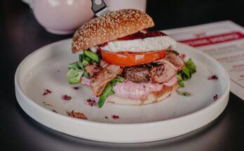 Burger z Różowego menu Zdrowej Krowy