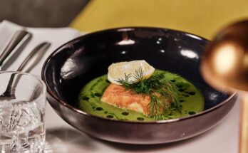 Dorsz w cieście piwnym z puree z groszku - fot. Nova Wola