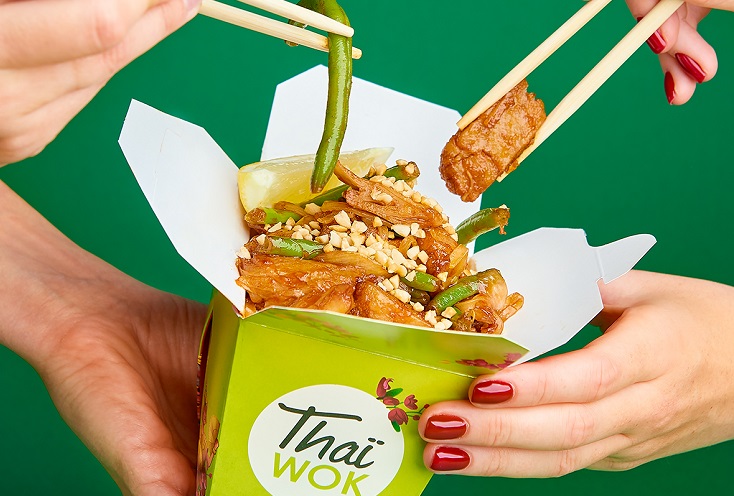WEGAŃSKI PAD THAI Z KURCZAKIEM ROŚLINNYM W THAI WOK