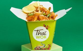 WEGAŃSKI PAD THAI Z KURCZAKIEM ROŚLINNYM W THAI WOK