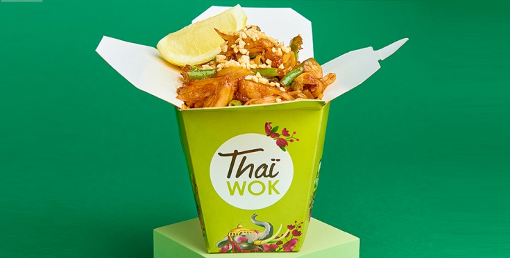 WEGAŃSKI PAD THAI Z KURCZAKIEM ROŚLINNYM W THAI WOK