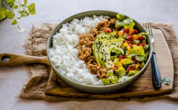 hawajski poke bowl z meksykańską salsą paprykową i jackfruitem teriyaki