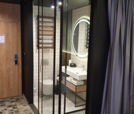 Pokój hotelowy bez barier dormakaba