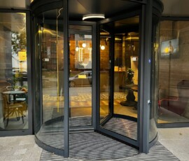 strefa wejścia w hotelu dormakaba