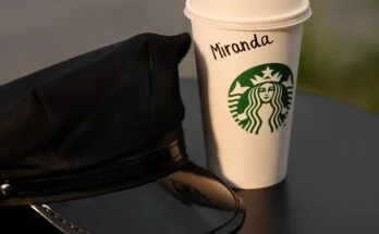 starbucks diabel ubiera sie u prady