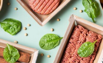 Parlament Europejski zagłosował za zakazem używania określeń takich jak „wegański burger” i „roślinna kiełbasa” w odniesieniu do roślinnych zamienników mięsa